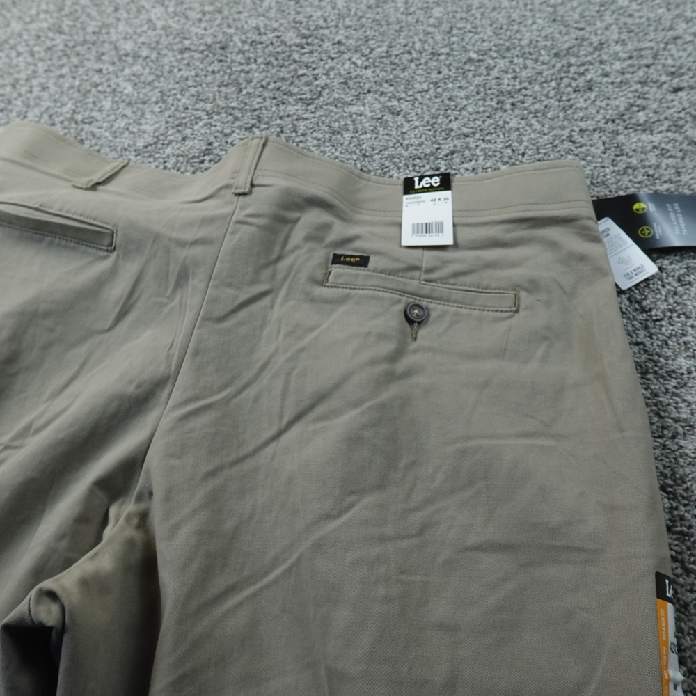 NEW Lee Pants Mens 42X30 Beige Brown Chino Extreme Motion Relaxed Taper Stretch